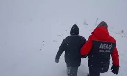 Hayvanları için gittiği bahçede kar nedeniyle mahsur kalan kişiyi AFAD ekipleri kurtardı