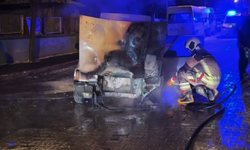 Başkentte seyir halindeki otomobil yandı