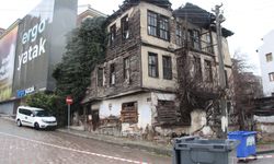 3 katlı metruk binanın bir kısmı, park halindeki aracın üstüne çöktü