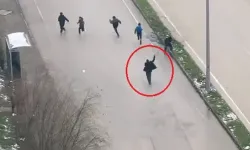 Otobüs şoförü kar topu atan çocukları sopayla kovaladı