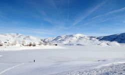 Sivas'ta Yıldız Göleti'nin yüzeyi buz tuttu