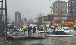 Başkentte kuvvetli fırtına hayatı olumsuz etkiledi