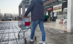 Ankara'da kesinti nedeniyle marketlerden su alıyorlar