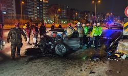 Ankara'da otomobil önce bariyere ardından da minibüse çarptı: 1 ölü, 2 yaralı