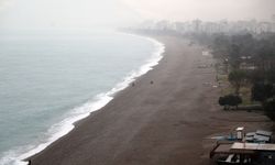Antalya’da şiddetli yağışta yol çöktü