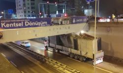 Beton blok taşıyan TIR, alt geçitte sıkıştı