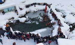 Buz tutan gölde yüzme şenliği