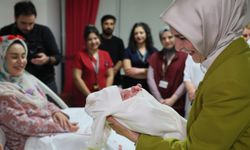 Bakan Göktaş'tan doğum yapan annelere "yeni yıl" ziyareti