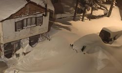 Çambaşı Yaylası’nda kar kalınlığı 2 metreye ulaştı, araçlar kar altında kaldı