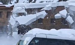 Çatıda biriken kar, iş makinesinin üzerine düştü
