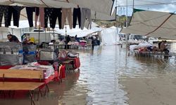 Sağanak etkili oldu; pazar yeri ve mezarlık su altında kaldı