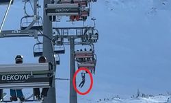 Düşen snowboardını almak için atlamaya çalıştığı telesiyejde asılı kaldı