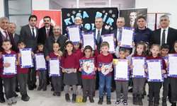 Çubuk'ta öğrenciler karnelerini alarak yarıyıl tatiline başladı