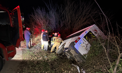 Bartın'da minibüs şarampole devrildi; 4 yaralı