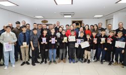 Karnesini getiren Seymenlere kitap takdimi