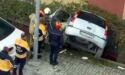 Binanın boşluğuna düşen otomobilin sürücüsü yaralandı