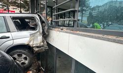 Fren yerine gaza bastı; önce araçlara ardından binaya çarptı