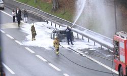 Beşiktaş TEM Otoyolu'nda otomobil alev alev yandı
