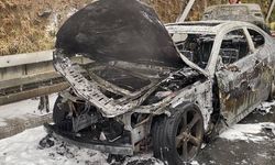 Fatih’te alev alev yanan otomobil demir yığınına döndü