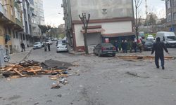 Gaziosmanpaşa'da çatı uçtu: 1 kişi yaralandı