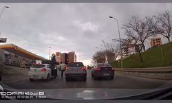 Yol verme kavgasında araca defalarca tekme attı