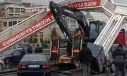 Üsküdar'da TIR'ın üzerindeki ekskavatör tabelaya çarptı: 7 araçta hasar oluştu