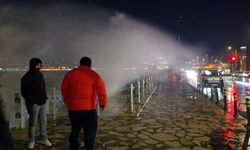 Üsküdar sahilinde lodos etkili oldu; dev dalgalar oluştu