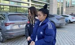 Arkadaşlarını elektrik süpürgesinin demiriyle dövüp, telefonunu gaspeden 2 kadına gözaltı