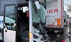Midibüs park halindeki TIR'a çarptı; 13 yaralı