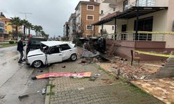 Kamyonet 2 araca çarpıp apartmanın bahçesine girdi