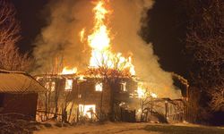 Karabük’te 200 yıllık 2 katlı ahşap ev, yangında küle döndü