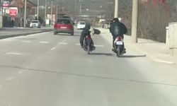 Kasksız sürücünün motosikleti yüzüstü yatarak kullandı