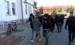 Kendilerini savcı olarak tanıttıkları kişiyi altınlarını alıp dolandıran 3 şüpheli tutuklandı