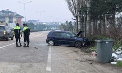 Kontrolden çıkan otomobil önce kaldırıma ardından ağaca çarptı: 2 yaralı