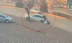 Otomobil önce motosiklete ardından da yol kenarındaki ağaca çarptı