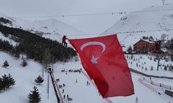 Palandöken'deki zipline hattına dev Türk bayrağı astılar