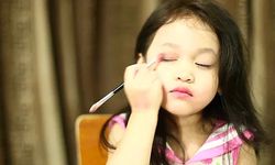 Çocuklarda makyaj tehlikesi: Yaş 7’ye indi