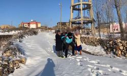 Sağlık personeli, yolu kardan kapalı köydeki hastayı ambulansa kadar sırtında taşıdı