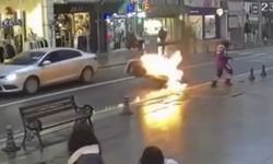 Seyir halindeki motosiklet alev aldı; o anlar kamerada