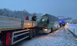 Tokat’ta karla kaplı yolda otobüs TIR’a arkadan çarptı: 7 yaralı