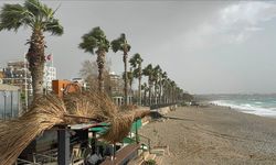 Antalya'da kuvvetli rüzgar ve fırtına etkili oluyor