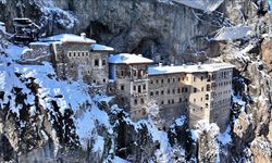 Beyaza bürünen Sümela Manastırı yerli ve yabancı ziyaretçilerini ağırlıyor