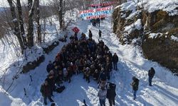 Ordu'da yaklaşık 100 kişinin tek sıra halinde karda kayması renkli görüntüler oluşturdu