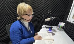 Gönüllüler, görme engelliler için kitapları "konuşturuyor"