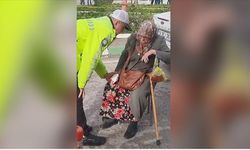 Trafik polisi kazada yaralanan yaşlı kadının elini bir an olsun bırakmadı