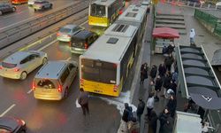 Üsküdar'da motor kısmından duman çıkan İETT otobüsündeki yolcular tahliye edildi