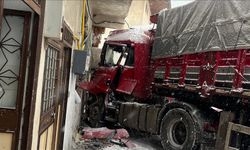 Tokat'ta tır eve çarptı