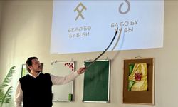 Kadim Göktürk alfabesi Kazakistan'da genç sanatçının atölyesinde yeniden hayat buluyor