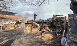 Kütahya'da mobilya atıklarının bulunduğu depoda çıkan yangına müdahale ediliyor