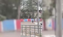 Karabük'te okula giderken kar yağışı altında saygı duruşunda bulunan öğrenci kameraya yansıdı